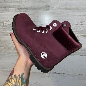 Maroon timberland boots barely worn comes with extra laces